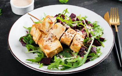 Brochettes de tofu grillées avec des légumes frais et une sauce épicée.