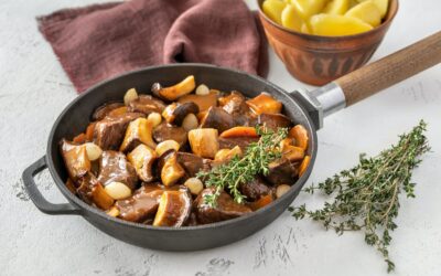 Ragoût de bœuf mijoté avec des légumes et des herbes fraîches