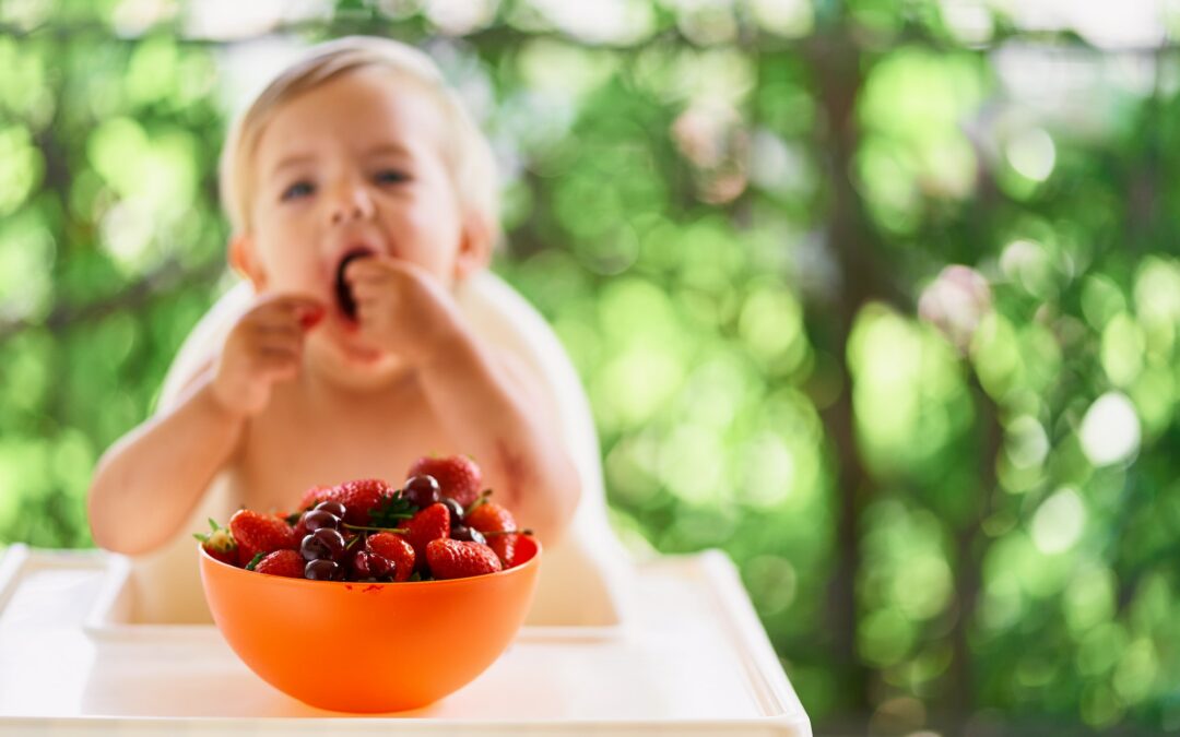 Enfant qui mange des fruits