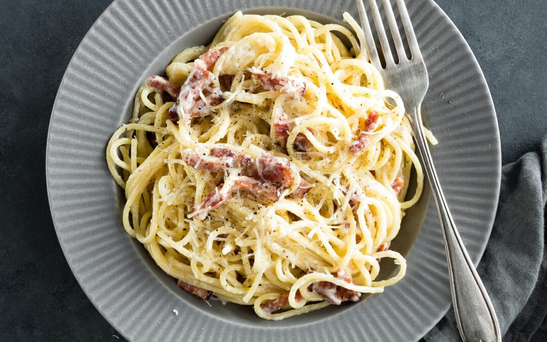 Pâtes carbonara classiques avec du bacon grillé et du Parmesan