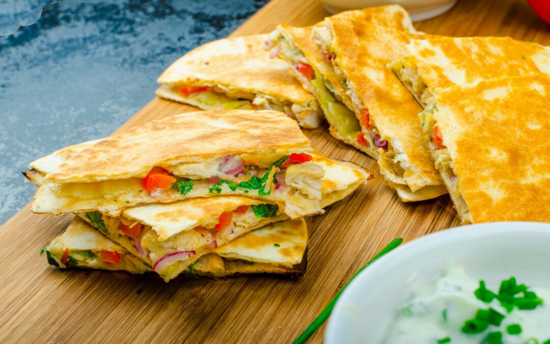 Quesadillas au fromage avec des légumes, du poulet grillé, ou des haricots noirs