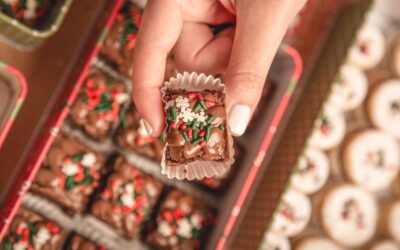 Brownies décorés avec des minis marshmallows ou des confettis multicolores