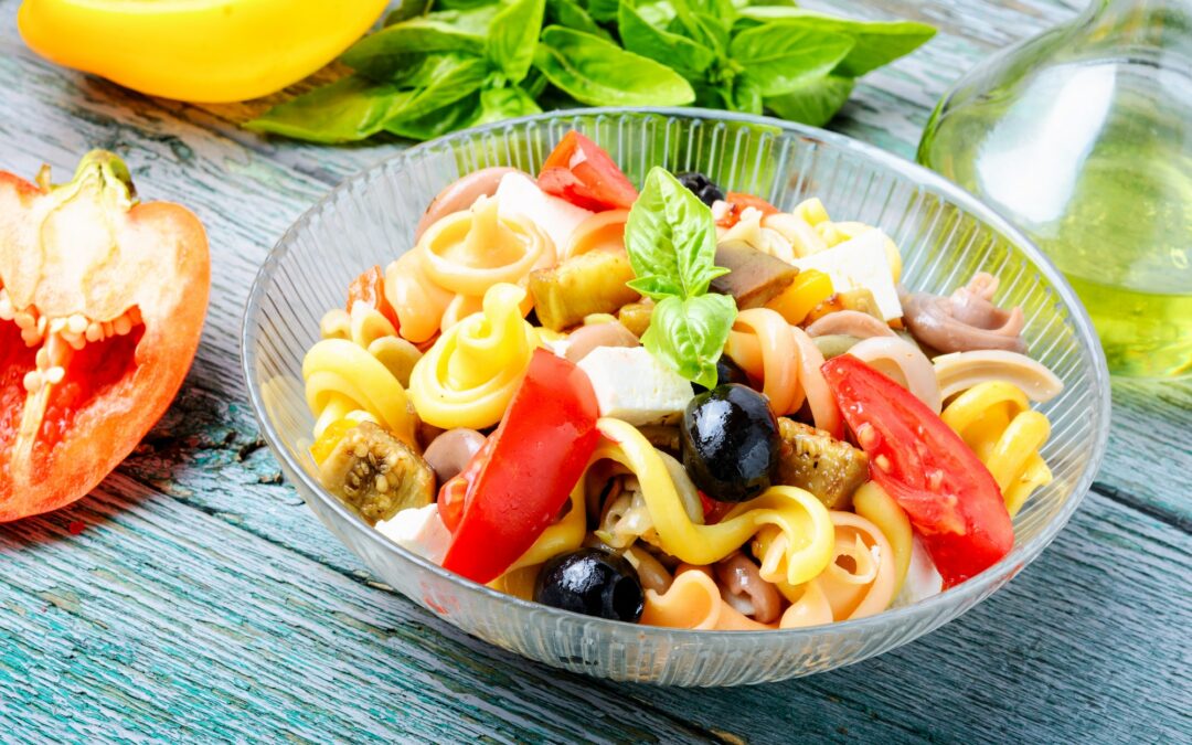 Salades de pâtes colorées avec une variété de légumes et de protéines