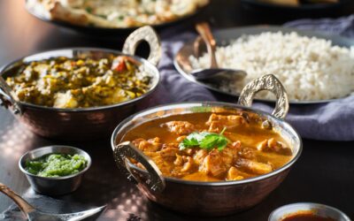 Curry de poulet épicé avec des légumes frais et du riz basmati