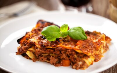 Lasagnes maison avec de la sauce bolognaise, des feuilles de lasagnes fraîches, et du fromage