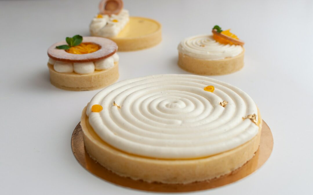 Tartelettes au citron ou au chocolat, surmontées de chantilly