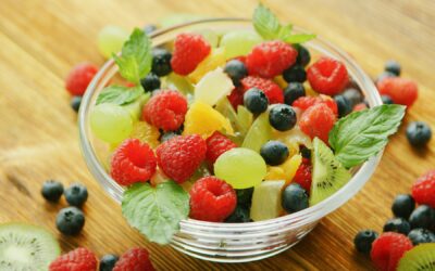 Salade de fruits colorée avec de la menthe, du yaourt, et des pépites de granola