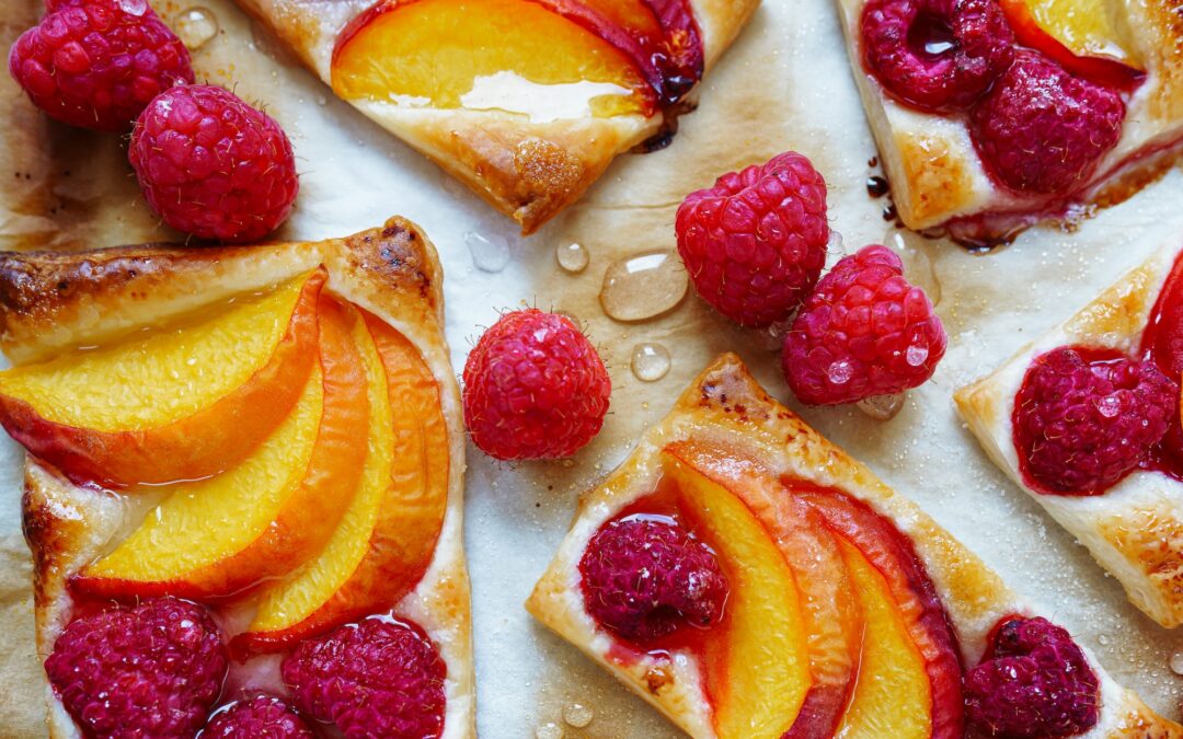 Fruits cuits au four avec du miel et des épices, accompagnés d’un yaourt