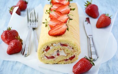 Gâteaux roulés décorés avec des fruits frais ou des noix