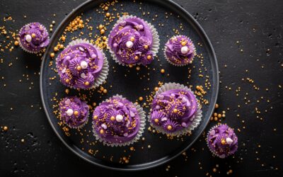 Cupcakes à la vanille, au fraise, ou au chocolat avec un glaçage coloré