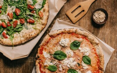 Pizzas personnalisées garnies avec les ingrédients préférés de chacun