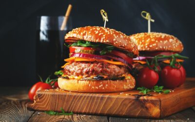 Burgers maison faits avec de la viande hachée, du fromage, et des légumes frais