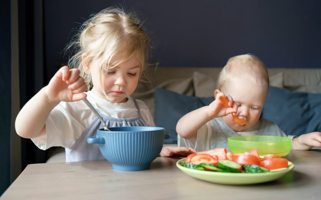 Enfants qui mangent des légumes